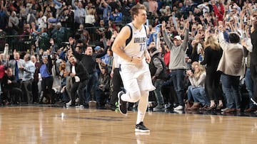 El público del American Airlines Center de Dallas, el pabellón de los Mavericks, entregado a Doncic tras una canasta del esloveno.
