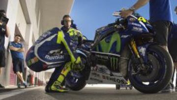 Rossi antes de subirse a la M1 en Qatar.