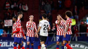 Los jugadores del Atlético de Madrid celebran la victoria tras el partido de la jornada 26 de LaLiga Santander que Atlético de Madrid y Valencia FC disputaron este sábado en el Cívitas Metropolitano, en Madrid.