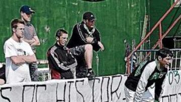 <b>LA LEYENDA. </b>Marcelino, en un momento de la sesión de ayer, delante de una pancarta de la afición en apoyo del Racing.