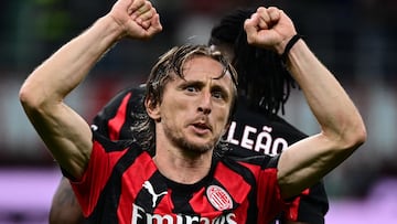 AC Milan's Croatian midfielder #14 Luka Modric celebrates his team's victory at the end of the Italian Serie A football match between AC Milan and SSC Napoli at San Siro stadium in Milan, northern Italy, on September 28, 2025. (Photo by Piero CRUCIATTI / AFP)