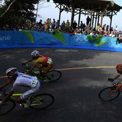 Caída apaga el sueño dorado para Colombia en ciclismo