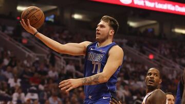 Luka Doncic lanza durante su debut en la NBA contra los Phoenix Suns.
