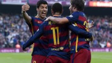 Luis Suárez, Neymar y Sergi Roberto celebran un gol.