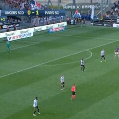 Su polémico regate obvió esta genialidad: Neymar, desde 40 metros, casi hace el gol del año