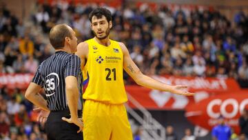 &Aacute;lex Abrines habla con un &aacute;rbitro durante un partido de la Liga Endesa disputado con el Barcelona