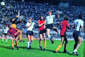 La final de la Eurocopa de Italia 1980 la jugaron Alemania Federal y Bélgica.
Los belgas fueron bautizados como los 'Diablos Rojos' por el ímpetu de su juego, aunque acabaron perdiendo 2-1 ante los alemanes. El gol de la victoria alemana lo marcó Hrubesch en el minuto 89.