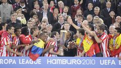 Los jugadores del Atl&eacute;tico levantan la Europa League conquistada ante el Fulham en 2010 en Hamburgo.