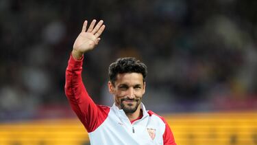 BARCELONA, 20/10/2024.- El lateral del Sevilla Jesús Navas saluda durante el calentamiento previo al partido de LaLiga que FC Barcelona y Sevilla FC disputan este domingo en el estadio Lluis Companys. EFE/Alejandro García