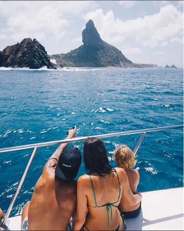 Neymar Junior es uno de los deportistas que más gasta en objetos lujosos. El delantero del PSG tiene un avión privado y un yate entre sus artículos más costosos.