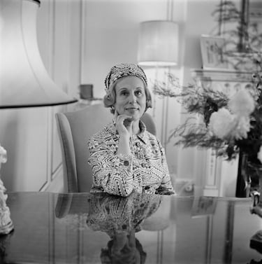 Josephine Esther Mentzer (1906-2004), más conocida como Estée Lauder, fue la fundadora, junto a su marido Joseph Lauder, de la empresa de cosméticos Estée Lauder Companies. Hija de migrantes centroeuropeos, nació en Corona, en el barrio de Queens, en Nueva York. En 1930 se casó con Joseph Lauder, con quien tuvo dos hijos. Se divorciaron nueve años más tarde, volviéndose a casar en 1942. A partir de entonces, la pareja permaneció junta hasta que Joseph falleció en 1982. La familia Lauter cambió su apellido a "Lauder" a fines de los años 1930. La empresa Estée Lauder fue creada en 1946. Su hijo mayor, Leonard Lauder, fue jefe de la compañía. En la actualidad es el presidente de la junta directiva.