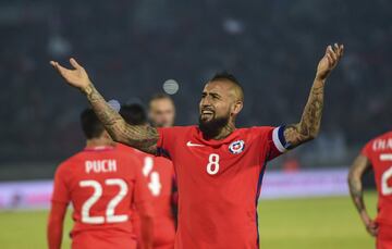 La bicampeona de América protagonizó uno de los grandes batacazos de las eliminatorias mundialistas. Alexis Sánchez, Arturo Vidal, Gary Medel, Claudio Bravo, ninguno de ellos estará en Rusia 2018. La derrota 3-0 de ‘La Roja’ ante Brasil, en la última jornada de la clasificatoria, culminó con la agonía de los dirigidos por Juan Antonio Pizzi, que recién en verano habían disputado la Final de la Copa Confederaciones frente a Alemania y venía de ser Bicampeón continental.