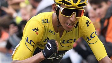 Egan Bernal cruza la meta de Val Thorens como ganador del Tour.