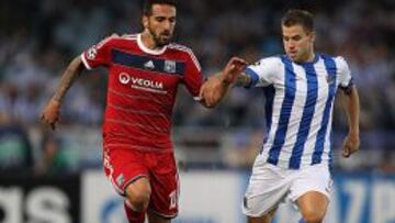 Íñigo Martínez (dcha.), en el partido ante el Lyon.