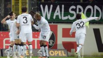 Miiko celebró con sus compañeros en el final del encuentro.