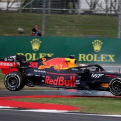 Vettel embistió a Verstappen