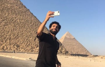 Salah en una de sus visitas a las Pirámides de Egipto. Siempre feliz de regresar a su nación.