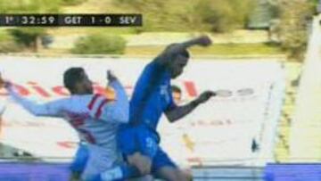 Diogo derriba a Álvaro Vázquez.