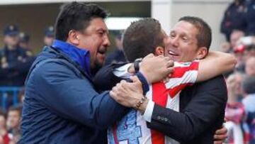 <b>LANZADOS. </b>Burgos y Simeone abrazan a Gabi tras un gol de éste durante la pasada campaña.