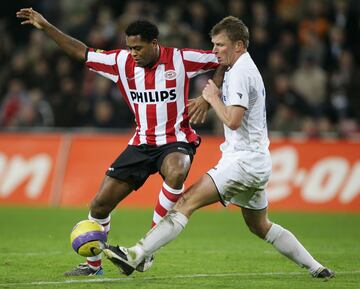 Solo estuvo una temporada en el equipo, la 2006/2007, cuyo entrnador fue Ronald Koeman, con qui谷n termin車 sin hablarse por un cruce de declaraciones.