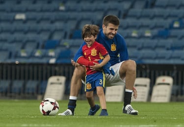 Piqu jugando con su hijo.