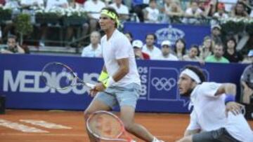 El tenista argentino Juan Mónaco (d) y el español Rafael Nadal (i)