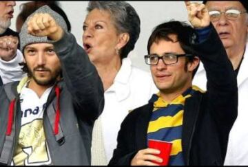 Los actores Gael García y Diego Luna en las tribunas del Estadio Universitario