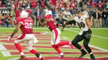 Tony Jefferson, de los Cardinals, intercepta un pase dirigido a Crockett Gilmore para ganar el partido.