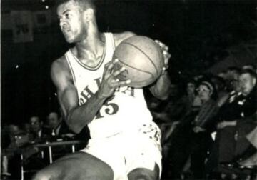 Quince años con el 15 de los Nationals que luego fueron Sixers (que tienen su número retirado). Campeón en 1967, diez veces alls tar y máximo anotador de la franquicia de Philadelphia.