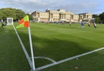 Partido entre los clubes de aficionados Polytechnic FC (azul) y el Civil Service FC en los jardines del Buckingham Palace.