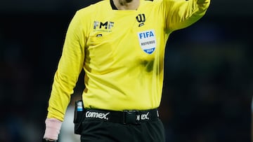 Referee Cesar Arturo Ramos during the 14th round match between Pumas UNAM and Cruz Azul as part of the Liga BBVA MX, Torneo Apertura 2024 at Olimpico Universitario Stadium on October 26, 2024 in Mexico City, Mexico.