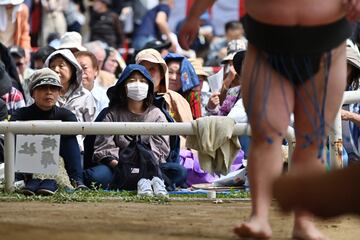 Los mejores luchadores de sumo participan en el 'Honozumo', una exhibición anual ante miles de espectadores en el Santuario Yasukuni.