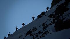 El grupo de esquiadores participantes escala la montaña Bec de Rosses antes del comienzo de la final del Xtreme Freeride World Tour Masculino en la estación de los Alpes suizos de Verbier. La Bec des Rosses, de 3.223 metros de altura, cuenta con vertigino