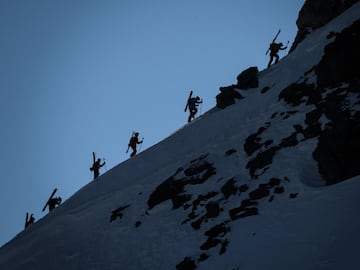 El grupo de esquiadores participantes escala la montaña Bec de Rosses antes del comienzo de la final del Xtreme Freeride World Tour Masculino en la estación de los Alpes suizos de Verbier. La Bec des Rosses, de 3.223 metros de altura, cuenta con vertigino