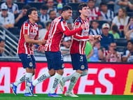 Chivas festeja un gol sobre Monterrey.