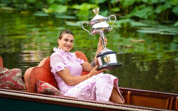 Aryna Sabalenka levanta el trofeo de campeona del Abierto de Australia llegando a la sesión en góndola.