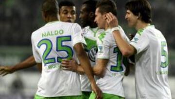 Draxler y Naldo celebran uno de los goles en la última victoria frente al Leverkusen en la Bundesliga.