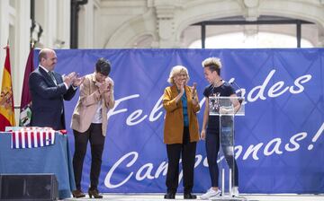 La alcaldesa de Madrid Manuela Carmena charla con la jugadora rojiblanca Amanda Sampedro. 