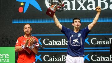 GRAF7289. BILBAO, 27/05/2018.- Momento en que Altuna (d) celebra su victoria durante la final del Campeonato Manomanista 2018, el partido más importante del año de la Pelota Vasca, entre Olaizola (i) y Altuna, esta tarde en el Frontón Bizkaia. EFE/JAVIER ZORRILLA FINAL PELOTA MANOMANISTA