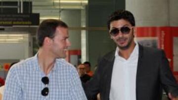 <b>LLEGADA. </b>Víctor Varela, director de comunicación del Málaga, recibiendo ayer a Moayed Shatat.