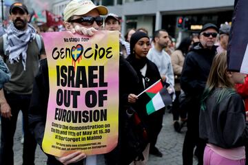 Un manifestante muestra un cartel durante una protesta contra la participación israelí en el Festival de la Canción de Eurovisión.