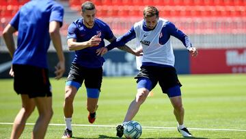 Mario Hermoso pugna con Herrera por un balón en el Cerro del Espino.