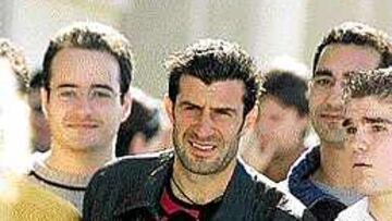 <B>RECOGIÓ SUS INFORMES MÉDICOS</B> Luis Figo pasó ayer la mañana y la tarde en la Ciudad Deportiva. Ayer se olvidó de las muletas (las ha tenido que llevar 48 horas) y recogió las pruebas médicas que le hicieron el miércoles en la Clínica Cemtro. Figo no guarda rencor por la falta, no es su estilo. Sabe que en su vuelta volverá a ser uno de los jugadores más castigados por los equipos rivales.