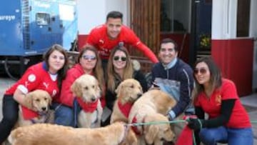 Alexis Sánchez recibió la visita de los fans del club canino.