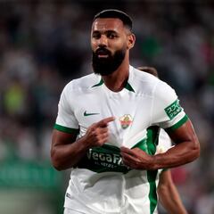 Mourad, de tener pie y medio fuera a ser el salvador del Elche