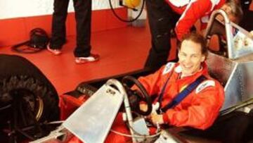 FELIZ. Jacques Villeneuve subido en el Ferrari 312 T4 que pilotó su padre en el campeonato mundial de Fórmula 1 de 1979.