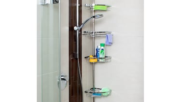Gana espacio en el baño con esta estantería para ducha con cuatro cestas y fácil de montar (sin agujeros)