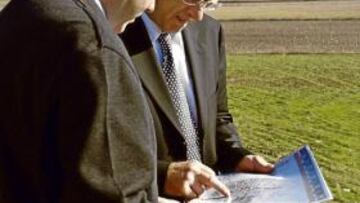 <b>TERRENOS. </b>López Trueba, con el arquitecto Hermann Tilke, comprueban los planos.