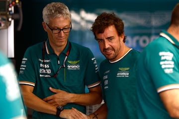 Mike Krack y Fernando Alonso (Aston Martin). F1 2024.