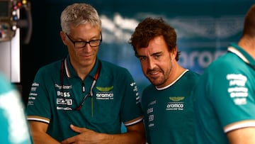 Mike Krack, junto a Fernando Alonso en el box de Aston Martin en Bakú.